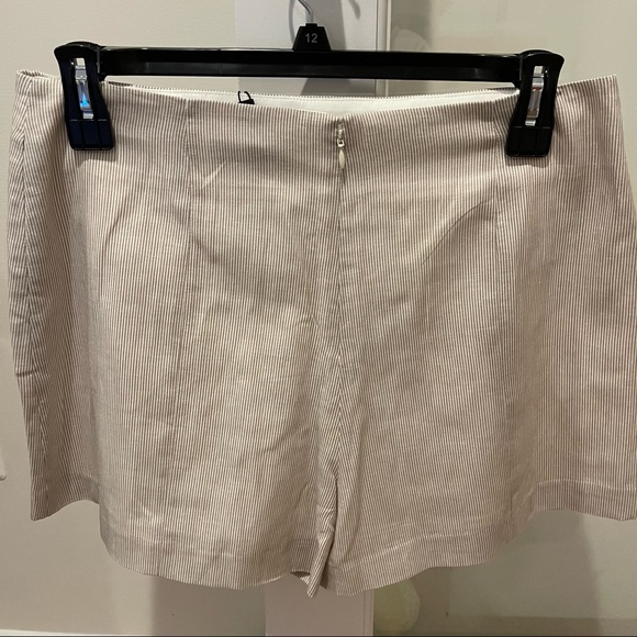 BCBG Khaki Color Striped Skort. Size L - Picture 2 of 2